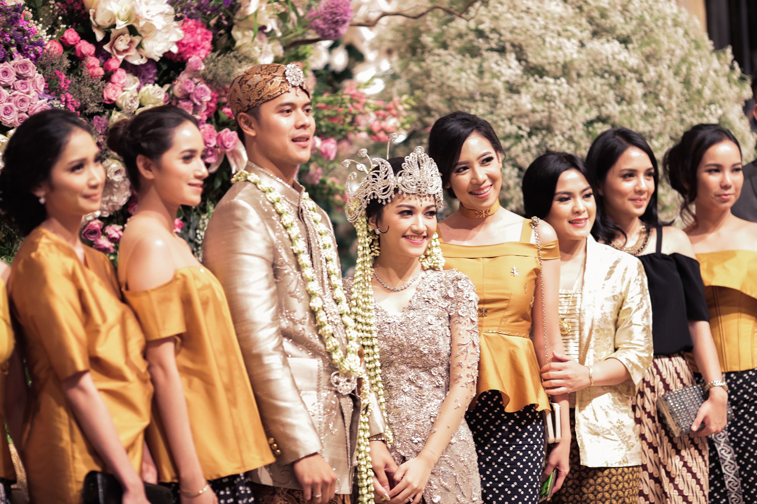 10 Cara Cantik Mendandani Bridesmaid di Pernikahan Tradisional Gambar 8