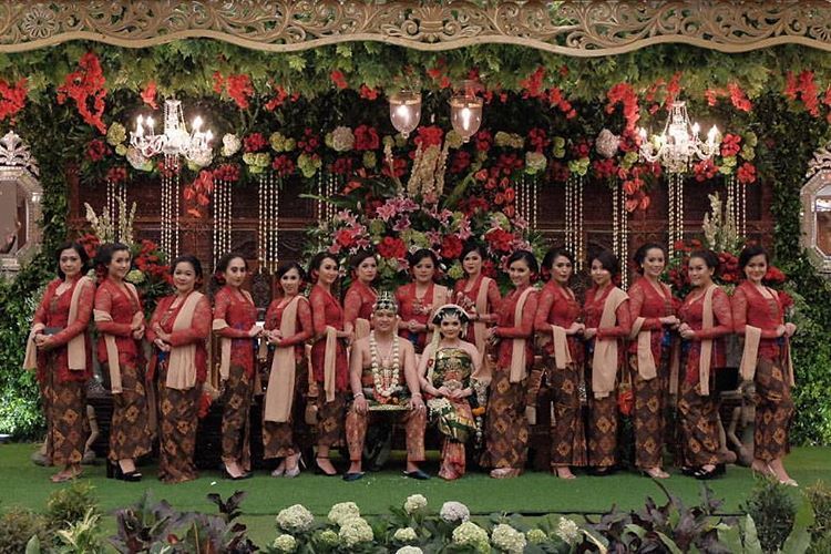 10 Cara Cantik Mendandani Bridesmaid di Pernikahan Tradisional Gambar 16
