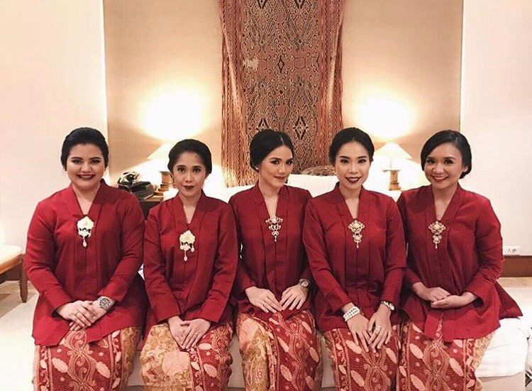 10 Cara Cantik Mendandani Bridesmaid di Pernikahan Tradisional Gambar 22