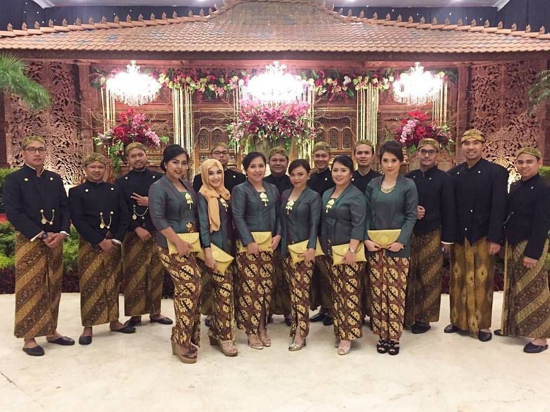 10 Cara Cantik Mendandani Bridesmaid di Pernikahan Tradisional Gambar 20