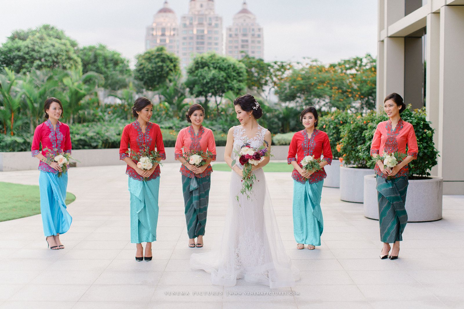 10 Cara Cantik Mendandani Bridesmaid di Pernikahan Tradisional Gambar 9