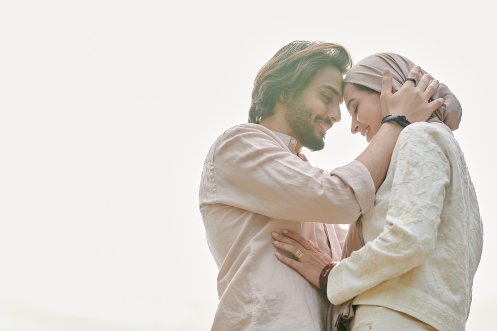 Apa saja syarat dan hak seorang istri untuk mencari nafkah menurut Islam?