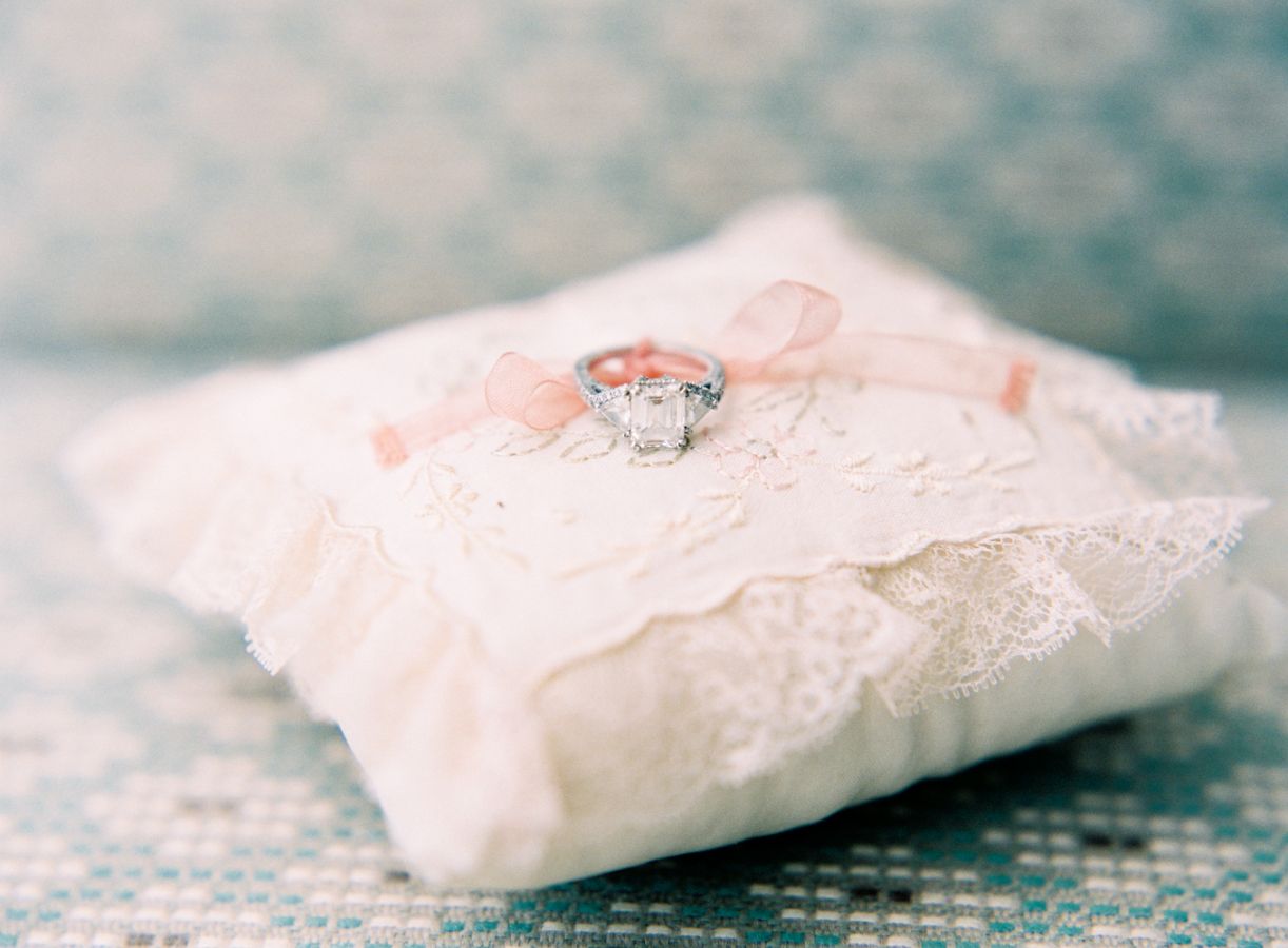 13 Ide Kreatif dan Unik Gambar Bantal Cincin Kawin 7